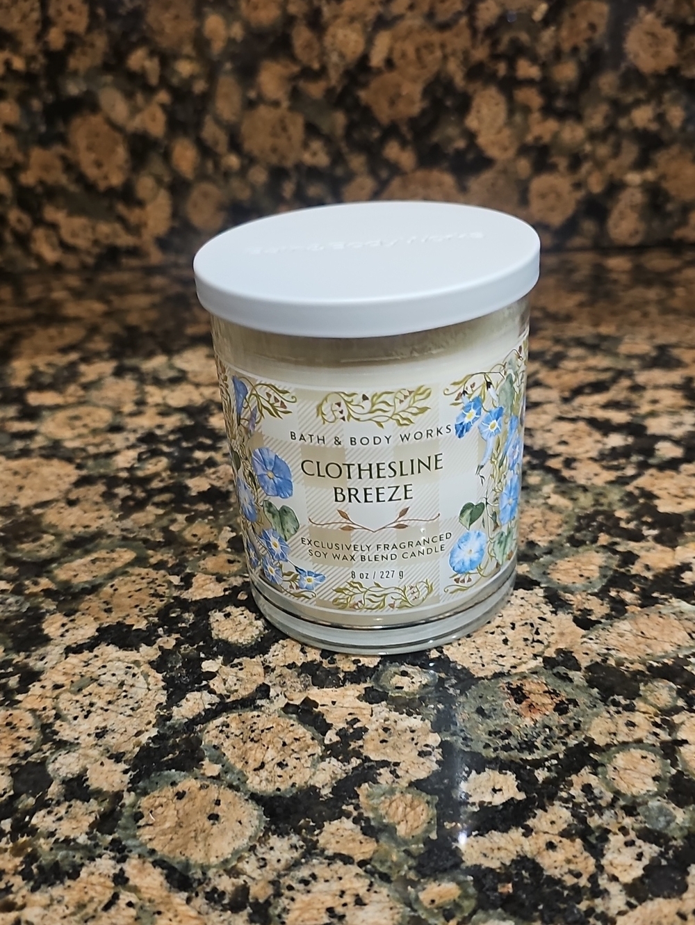 Bath & Body Works Clothesline Breeze Scented Single Wick Candle